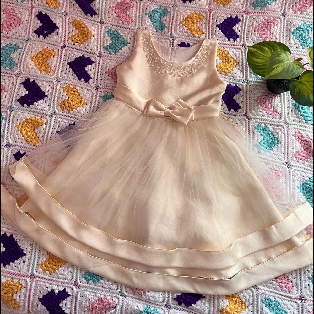 Size 8 formal dress in pristine condition only worn 2 times.